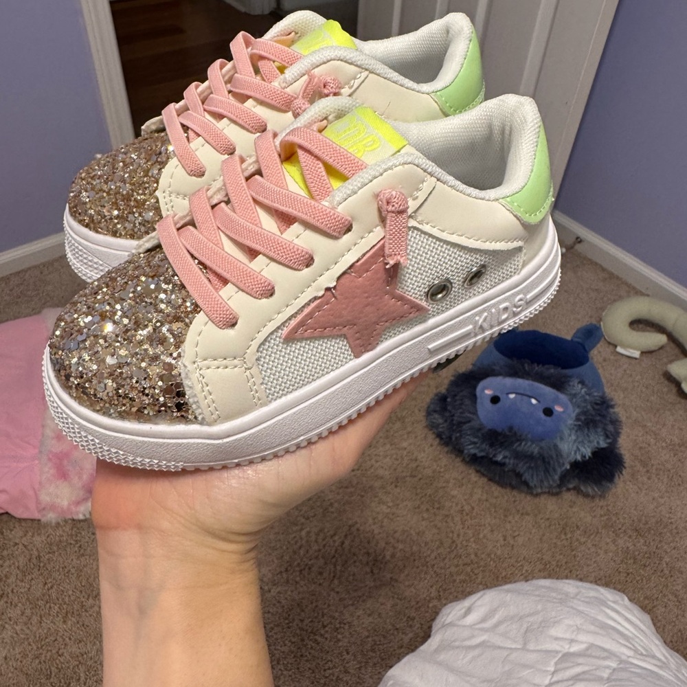 Sparkle sneakers with pink laces